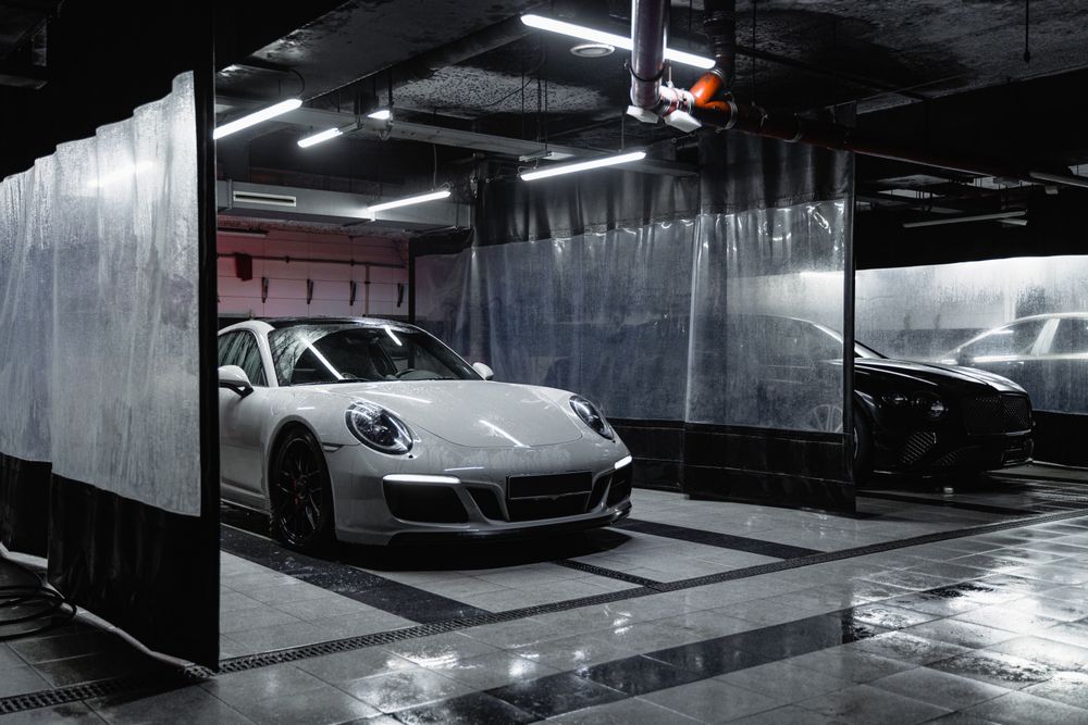 Atelier automobile et voitures — photographie d’illustration